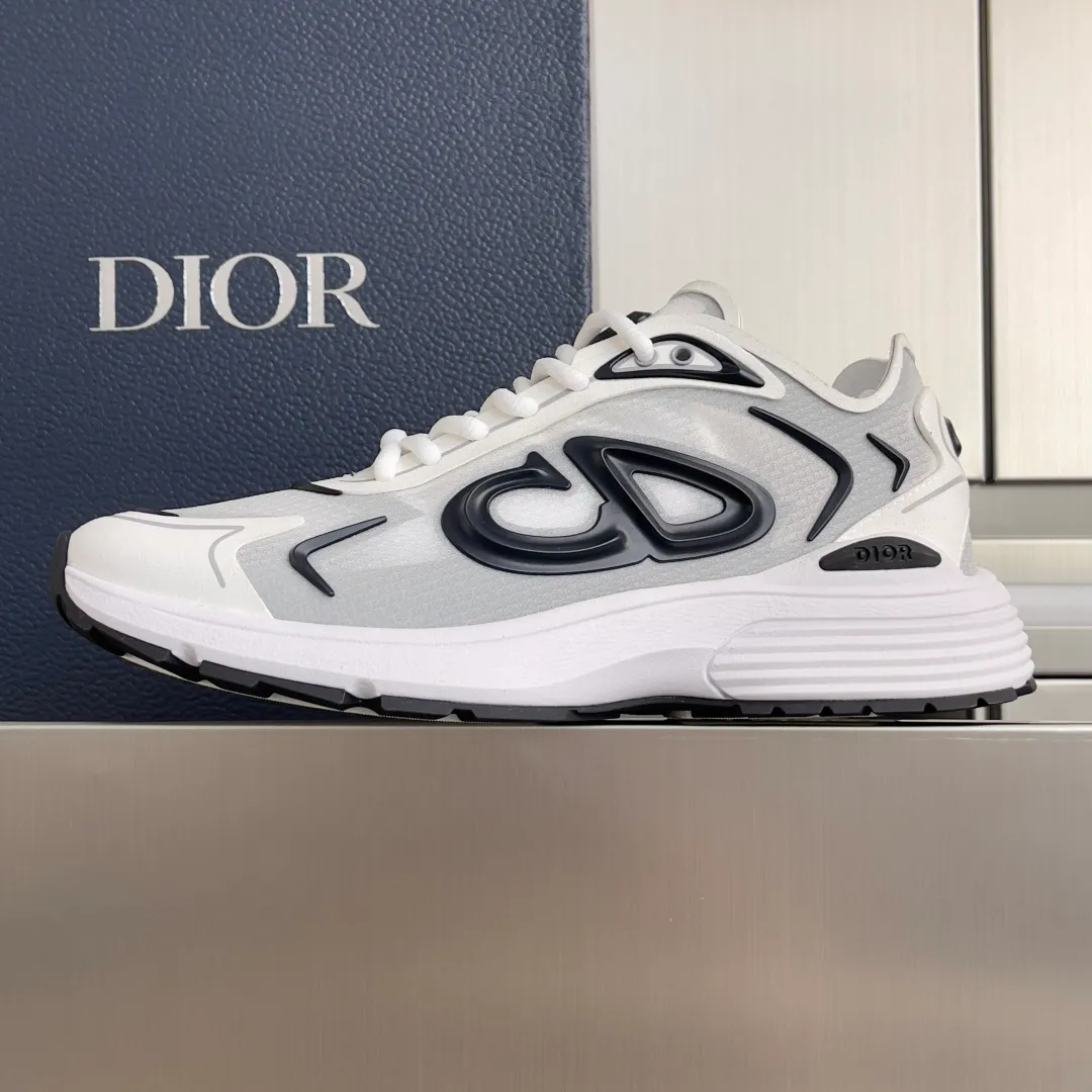 [DIOR] P: 560💰 Men's 39-44 (customized at 45.46) Dior Dior B30 series Countdown technology sneakers casual dad shoes This B30 Countdown technology sneaker is a new product in the 2026 spring men's wear series. The sports silhouette combines high-end logos and technological performance, making it unique. Lightweight and comfortable, it's inspired by modern running and crafted from materials like white and gray N30 nylon, a breathable technical fabric with multiple layers of translucence. Decorated with navy blue injection molded rubber panels and a graphic reinterpretation of the CD30 logo to enhance the style. Rubber Dior B30 and CD30 logos on the tongue and backside. The textured-effect sole is made from elastic rubber and foam and features classic details for ideal comfort. Can be matched with sportswear and casual outfits to create a sophisticated look. Exquisite packaging at the delivery counter 🛍📦 ▪️Fabric: original customized technical fabric + mesh ▪️Inner lining: customized breathable lining ▪️Outsole: original molded IP foam + TPU outsole ▪️Insole thickness: 3.5CM